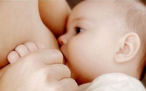 'Thousands' exchange breast milk via social media amid safety concerns