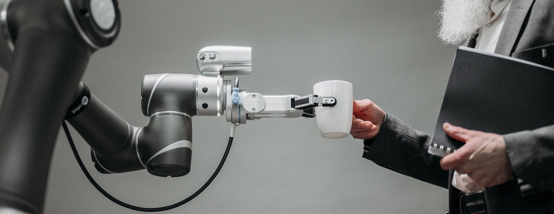 This is the kind of robotic arm we are used to seeing in factories and doctor's surgeries